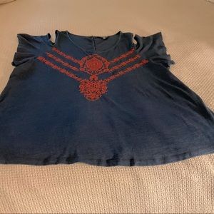 LUCKY BRAND cold shoulder tee, size 1X. Navy with red embroidery.